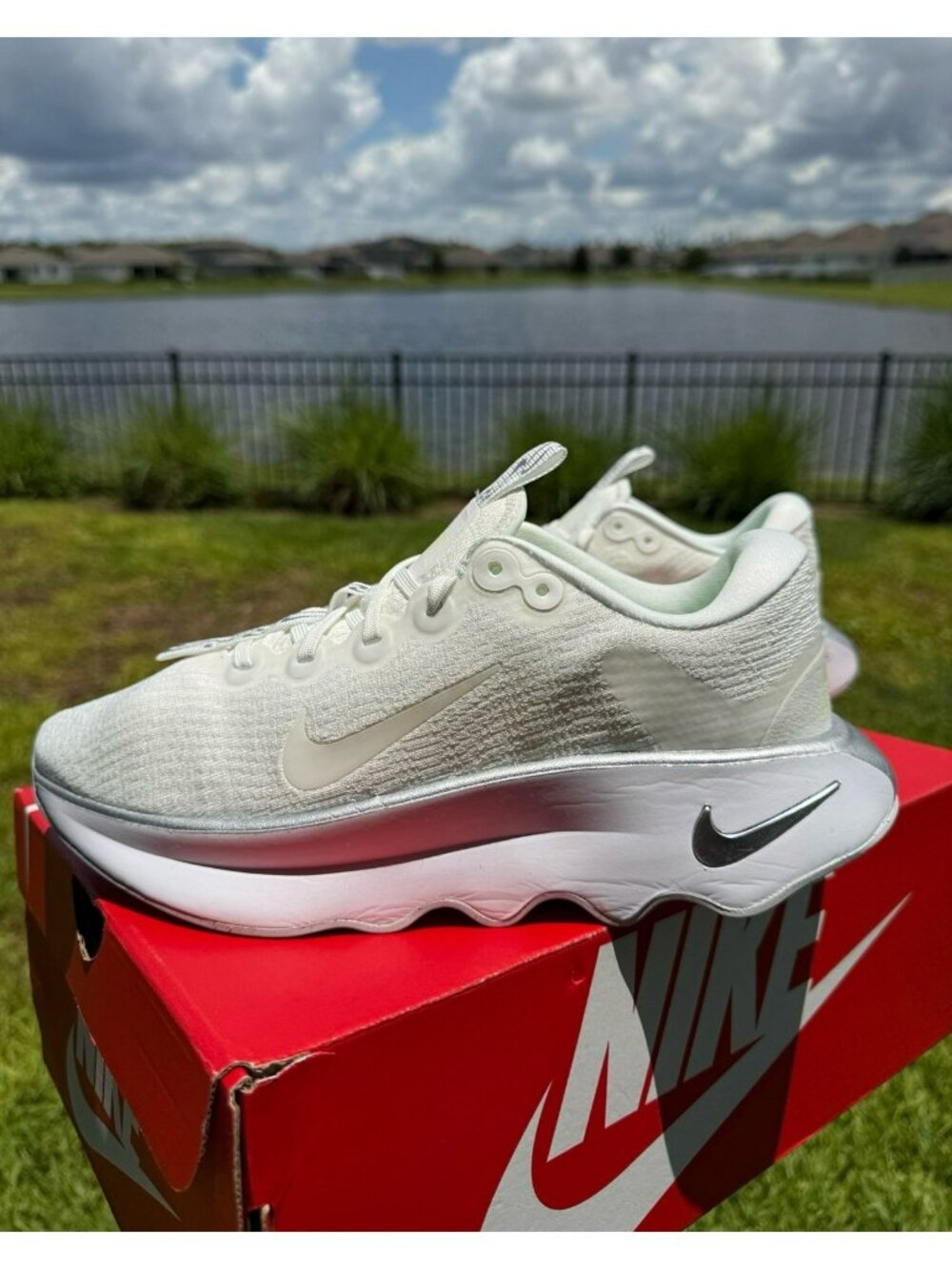 * 9.5 WOMEN'S NIKE MOTIVA SUMMIT WHITE / SILVER SNEAKERS RUNNING DV1238-111